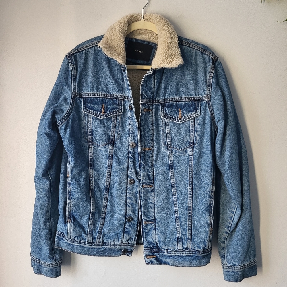 Zara medium wash sherpa Lined Classic Fall jean jacket  Size S
